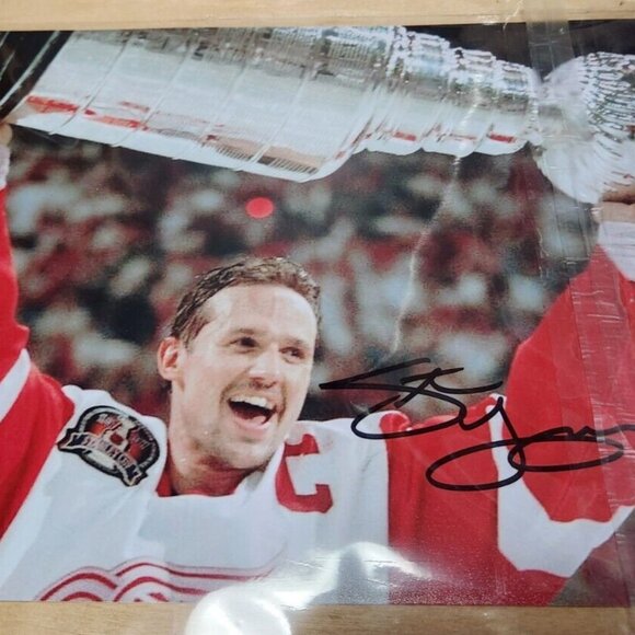 Steve Yzerman signed 8x10 Photo w/COA (Detroit Red Wings)
